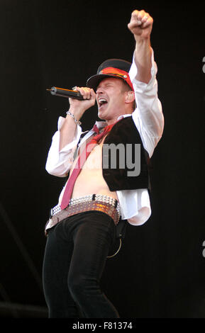 Derbyshire, Regno Unito. 8 Giugno, 2007. FILE PIX: Scott Weiland dei Velvet Revolver fotografato dal vivo sul palco al Download Festival 2007 - La prima giornata a Donington Park, Derbyshire, Regno Unito 8 giugno 2007 Credit: Ben rettore/Alamy Live News Foto Stock