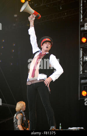 Derbyshire, Regno Unito. 8 Giugno, 2007. FILE PIX: Scott Weiland dei Velvet Revolver fotografato dal vivo sul palco al Download Festival 2007 - La prima giornata a Donington Park, Derbyshire, Regno Unito 8 giugno 2007 Credit: Ben rettore/Alamy Live News Foto Stock