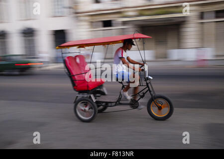 L'Avana, Cuba. 28 ott 2015. Un rickshaw è visto nella Città dell Avana, Cuba Ott 27 2015. Le autorità cubane stanno negoziando con gli Stati Uniti sui colloqui di normalizzazione per aprire a Cuba per gli Stati Uniti. Foto Andre dimenticare © Andre dimenticare/ZUMA filo/Alamy Live News Foto Stock