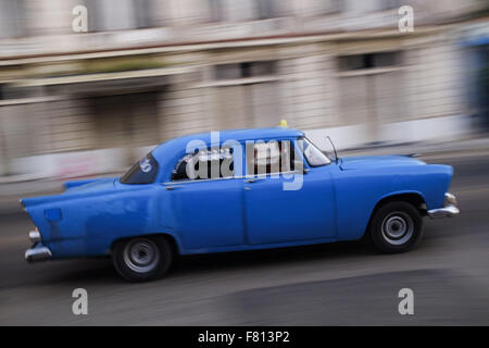 L'Avana, Cuba. 28 ott 2015. Un taxi è visto nella Città dell Avana, Cuba Ott 27 2015. Le autorità cubane stanno negoziando con gli Stati Uniti sui colloqui di normalizzazione per aprire a Cuba per gli Stati Uniti. Foto Andre dimenticare © Andre dimenticare/ZUMA filo/Alamy Live News Foto Stock