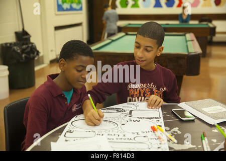 I bambini lavorano su un progetto artistico in un dopo scuola programma a una comunità locale nel centro di Manhattan. Foto Stock