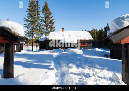 Nero tipica baita norvegese circondato da neve profonda nella foresta a nord di Oslo Foto Stock