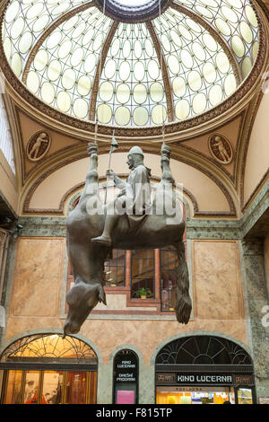 Parodia di Venceslao da David Cerny. Lucerna Palace. Shopping Arcade; Praga, Repubblica Ceca. Foto Stock