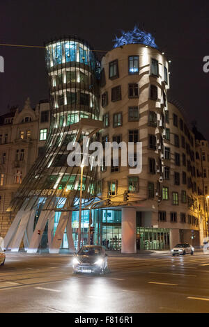 Fred e Ginger Scuola di ballo, la Casa Danzante, progettato da Frank Gehry o, Praga, Repubblica Ceca Foto Stock