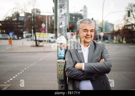 Berlino, Germania. 03 Dic, 2015. Il Presidente federale della comunità turca in Germania (TGD), Goekay Sofuoglu appoggia contro un semaforo ad un incrocio a Berlino, Germania, 03 dicembre 2015. Foto: Gregor Fischer/dpa/Alamy Live News Foto Stock