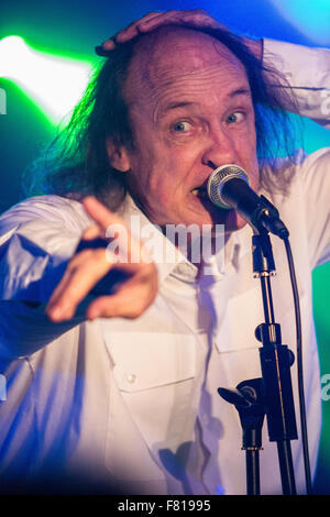 Southend-on-Sea, Regno Unito, 14 novembre 2015. John Otway esegue con il "Big Band" a Chinnerys, Southend. Foto Stock