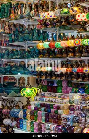 Negozi a Bodrum Città Vecchia, Bodrum, Provincia di Mugla, Turchia Foto Stock