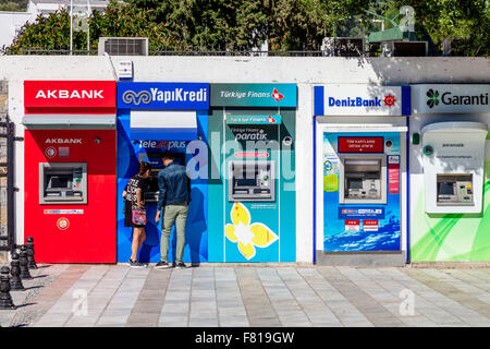 Colorate macchine ATM, Bodrum, Provincia di Mugla, Turchia Foto Stock