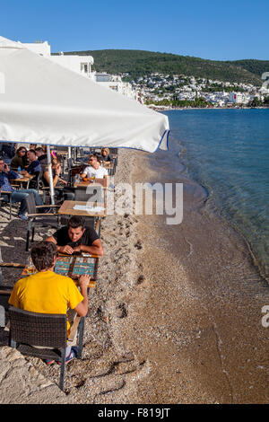 Gli uomini di giocare a Backgammon sulla spiaggia, Bodrum, Provincia di Mugla, Turchia Foto Stock