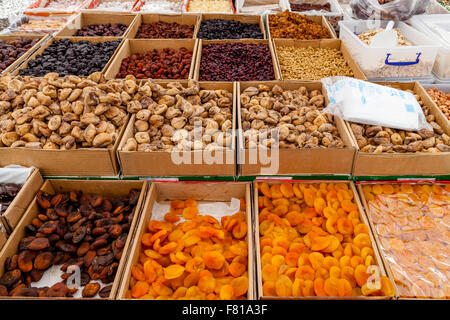 Frutta secca per la vendita al mercato lunedì in Turunc vicino a Marmaris, Provincia di Mugla, Turchia Foto Stock