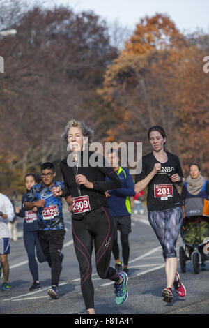 Le persone che eseguono nell'annuale "Turchia trotto' cinque miglia di eseguire il Giorno del Ringraziamento a Prospect Park di Brooklyn, New York Foto Stock