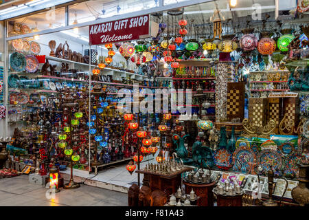 Un negozio di articoli da regalo al Grand Bazaar, Marmaris, Provincia di Mugla, Turchia Foto Stock