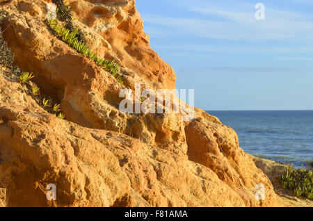 Praia da Gale Beach spettacolari formazioni rocciose sulla costa di Algarve Foto Stock