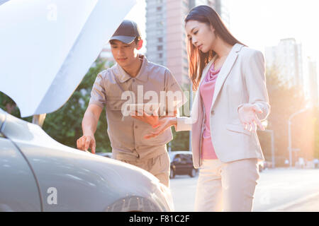 Auto meccanico e proprietario di auto Foto Stock