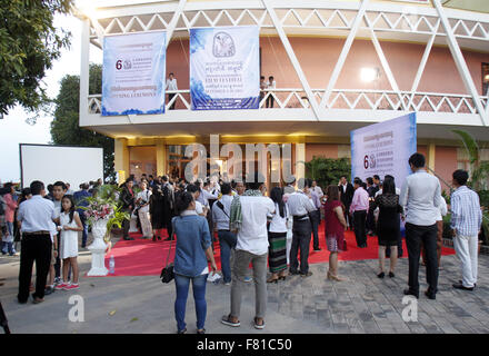 Phnom Penh Cambogia. 4° dic, 2015. Le persone che frequentano la cerimonia di apertura del governo cambogiano International Film Festival (CIFF) in Phnom Penh in Cambogia, il 4 dicembre, 2015. La sesta CIFF calci fuori a Phnom Penh il Venerdì sera è volto a promuovere il settore cinematografico, hanno detto i funzionari. Credito: Sovannara/Xinhua/Alamy Live News Foto Stock