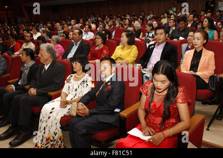 Phnom Penh Cambogia. 4° dic, 2015. Le persone che frequentano la cerimonia di apertura del governo cambogiano International Film Festival (CIFF) in Phnom Penh in Cambogia, il 4 dicembre, 2015. La sesta CIFF calci fuori a Phnom Penh il Venerdì sera è volto a promuovere il settore cinematografico, hanno detto i funzionari. Credito: Sovannara/Xinhua/Alamy Live News Foto Stock