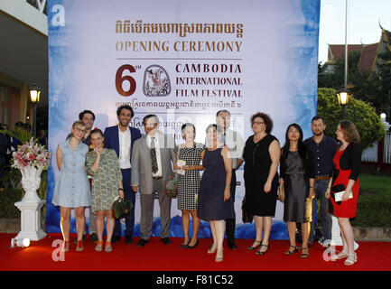 Phnom Penh Cambogia. 4° dic, 2015. Le persone rappresentano per le foto durante la cerimonia di apertura del governo cambogiano International Film Festival (CIFF) in Phnom Penh in Cambogia, il 4 dicembre, 2015. La sesta CIFF calci fuori a Phnom Penh il Venerdì sera è volto a promuovere il settore cinematografico, hanno detto i funzionari. Credito: Sovannara/Xinhua/Alamy Live News Foto Stock