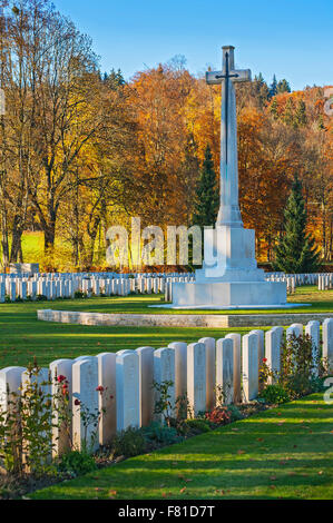 Tombe e croce, cimitero, Dürnbach, Tegernsee, Baviera, Germania Foto Stock