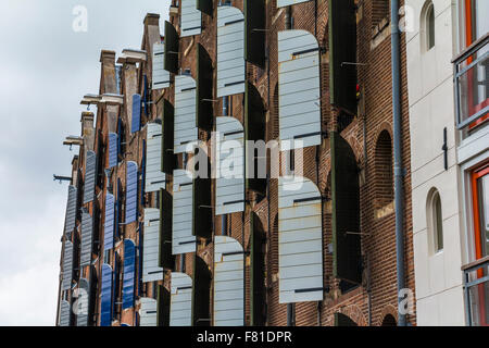 Finestra in legno persiane delle tipiche case di Amsterdam Foto Stock