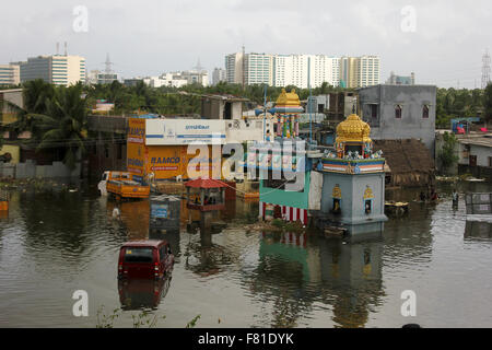 Chennai, India. 4 dicembre, 2015. proiettore di Chennai Chennai Dopo forti piogge durante la notte,persone che lottano per la loro vita regolare di credito: ajith achuthan/Alamy Live News Foto Stock