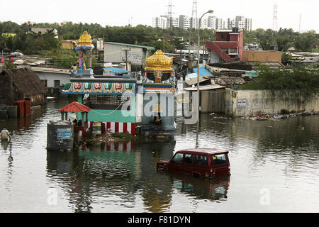 Chennai, India. 4 dicembre, 2015. proiettore di Chennai Chennai Dopo forti piogge durante la notte,persone che lottano per la loro vita regolare di credito: ajith achuthan/Alamy Live News Foto Stock