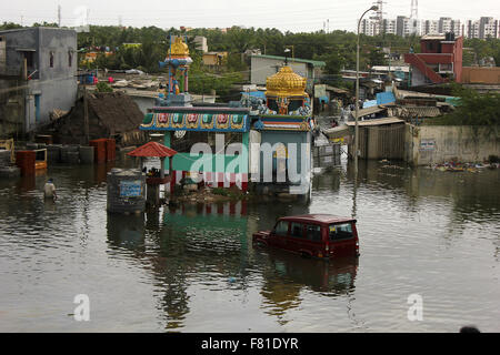 Chennai, India. 4 dicembre, 2015. proiettore di Chennai Chennai Dopo forti piogge durante la notte,persone che lottano per la loro vita regolare di credito: ajith achuthan/Alamy Live News Foto Stock