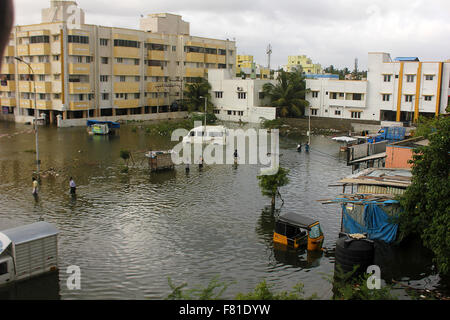 Chennai, India. 4 dicembre, 2015. proiettore di Chennai Chennai Dopo forti piogge durante la notte,persone che lottano per la loro vita regolare di credito: ajith achuthan/Alamy Live News Foto Stock