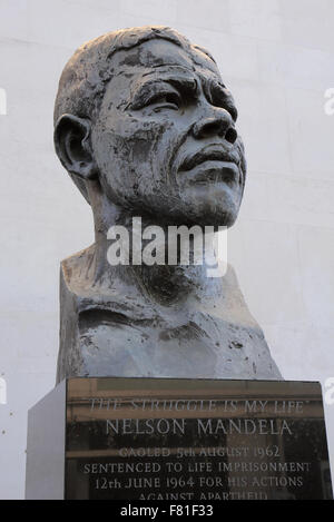 Statua di Nelson Mandela a South Bank di Londra complesse Foto Stock