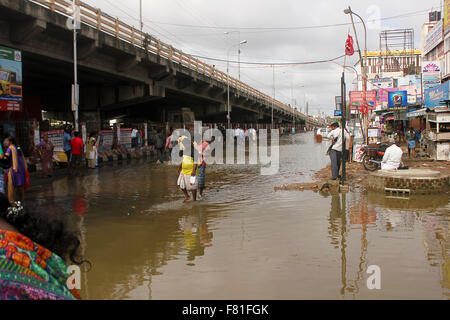 Chennai, India. 4 dicembre, 2015. Proiettore di Chennai Chennai Dopo forti piogge durante la notte,persone che lottano per la loro regolare lif Credit: © ajith achuthan/Alamy Live News Foto Stock