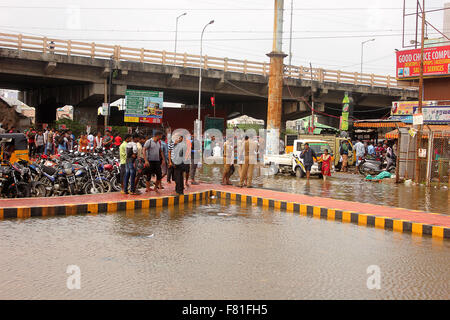 Chennai, India. 4 dicembre, 2015. Proiettore di Chennai Chennai Dopo forti piogge Overnigh Credit: © ajith achuthan/Alamy Live News Foto Stock