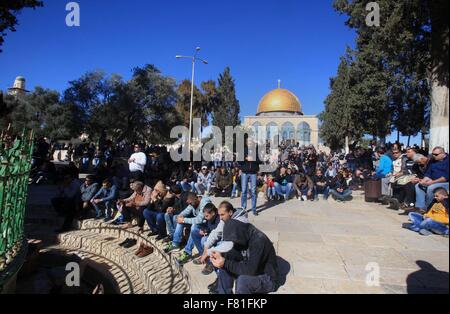 Gerusalemme, Gerusalemme, Territorio palestinese. 4° dic, 2015. Musulmani palestinesi adoratori di frequentare le preghiere del venerdì di fronte alla Cupola della Roccia moschea al-Aqsa moschee a Gerusalemme la città vecchia di dic. 04, 2015 Credit: Mahfouz Abu Turk/immagini APA/ZUMA filo/Alamy Live News Foto Stock