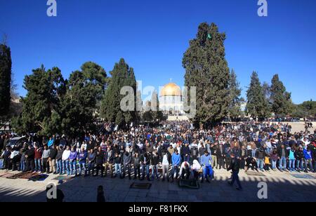 Gerusalemme, Gerusalemme, Territorio palestinese. 4° dic, 2015. Musulmani palestinesi adoratori di frequentare le preghiere del venerdì di fronte alla Cupola della Roccia moschea al-Aqsa moschee a Gerusalemme la città vecchia di dic. 04, 2015 Credit: Mahfouz Abu Turk/immagini APA/ZUMA filo/Alamy Live News Foto Stock