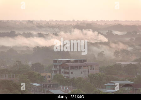 Opacità del fumo da El Niño associati gli incendi in Amazzonia 2015, Puerto Maldonado, di Madre de Dios, Perù Foto Stock