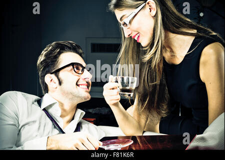 L uomo e la donna nel corso del tempo di caffè Foto Stock