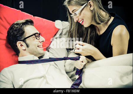 L uomo e la donna nel corso del tempo di caffè Foto Stock