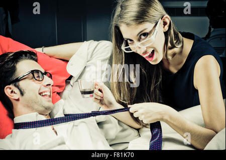 L uomo e la donna nel corso del tempo di caffè Foto Stock