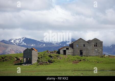 Bellissime rovine di abbandono dei fabbricati agricoli nel sud dell'Islanda vicino a Hofn Foto Stock
