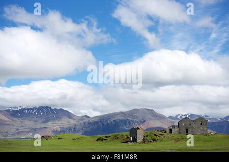 Bellissime rovine di abbandono dei fabbricati agricoli nel sud dell'Islanda vicino a Hofn Foto Stock