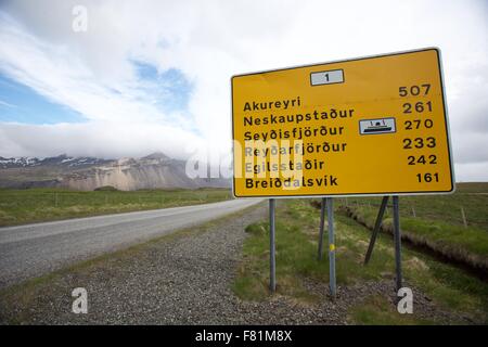 Cartello stradale che mostra le distanze in Islanda Foto Stock