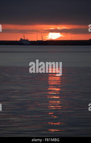 La mezzanotte estate set di sole al solstizio d'estate sul porto di Reykjavik, Islanda Foto Stock