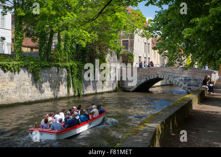 La barca turistica sul Canal Groenerei nella città medievale di Bruges, Belgio Foto Stock