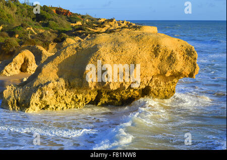 Spettacolari formazioni rocciose su Praia da Gale Beach sulla costa di Algarve Foto Stock