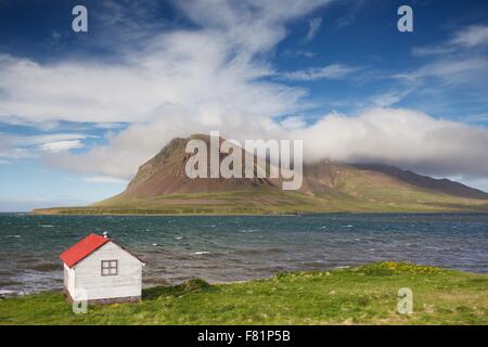 Capanna di pesca e splendido paesaggio in Islanda Foto Stock