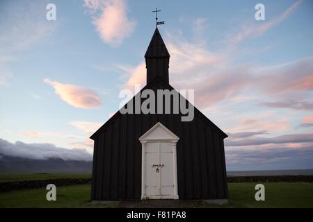 La famosa chiesa nera a Budir sulla penisola Snaefellsnes in Islanda. Foto Stock