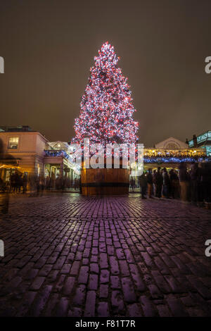 Il Covent Garden albero di Natale, London, Regno Unito Foto Stock