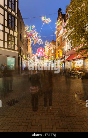 Carnaby Street e la sua decorazione di Natale, London, Regno Unito Foto Stock