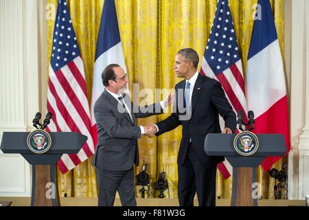 Stati Uniti Il presidente Barack Obama scuote le mani con il Presidente francese Francois Hollande a seguito di una conferenza stampa congiunta nella Sala Est della Casa Bianca Novembre 24, 2015 a Washington, DC. Hollande è in visita a seguito degli attentati terroristici su Parigi. Foto Stock