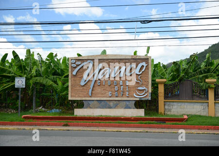 Firmare all'entrata della città di Yauco, Puerto Rico. USA il territorio. Isola dei caraibi. (Piantagione di banane in background) Foto Stock