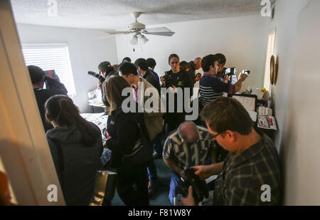 Los Angeles, California, USA. 4° dic, 2015. I membri dei media all'interno della casa del sospetto di ripresa Syed Farook su dicembre 4, 2015 in San Bernardino, in California. Un Armate pesantemente l uomo e la donna hanno aperto il fuoco mercoledì su un banchetto di vacanza per i suoi collaboratori, uccidendo più persone e ferendo gravemente gli altri in un assalto di precisione, hanno detto le autorità. Ore più tardi, sono morti in una sparatoria con la polizia. Credito: Ringo Chiu/ZUMA filo/Alamy Live News Foto Stock