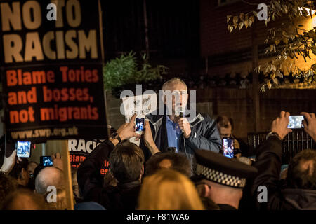 Londra, Regno Unito. 4 dicembre, 2015. Leader del partito laburista Jeremy Corbyn parla al di fuori di Finsbury Park moschea nel nord di Londra in un anti-razzista rally contro il recente incendio attentato alla moschea Credito: Guy Corbishley/Alamy Live News Foto Stock